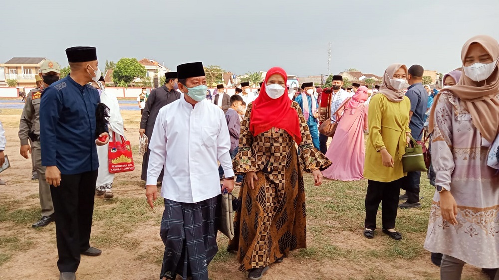 Walikota Eva Dwiana Shalat Ied di Lapangan Waydadi Sukarame