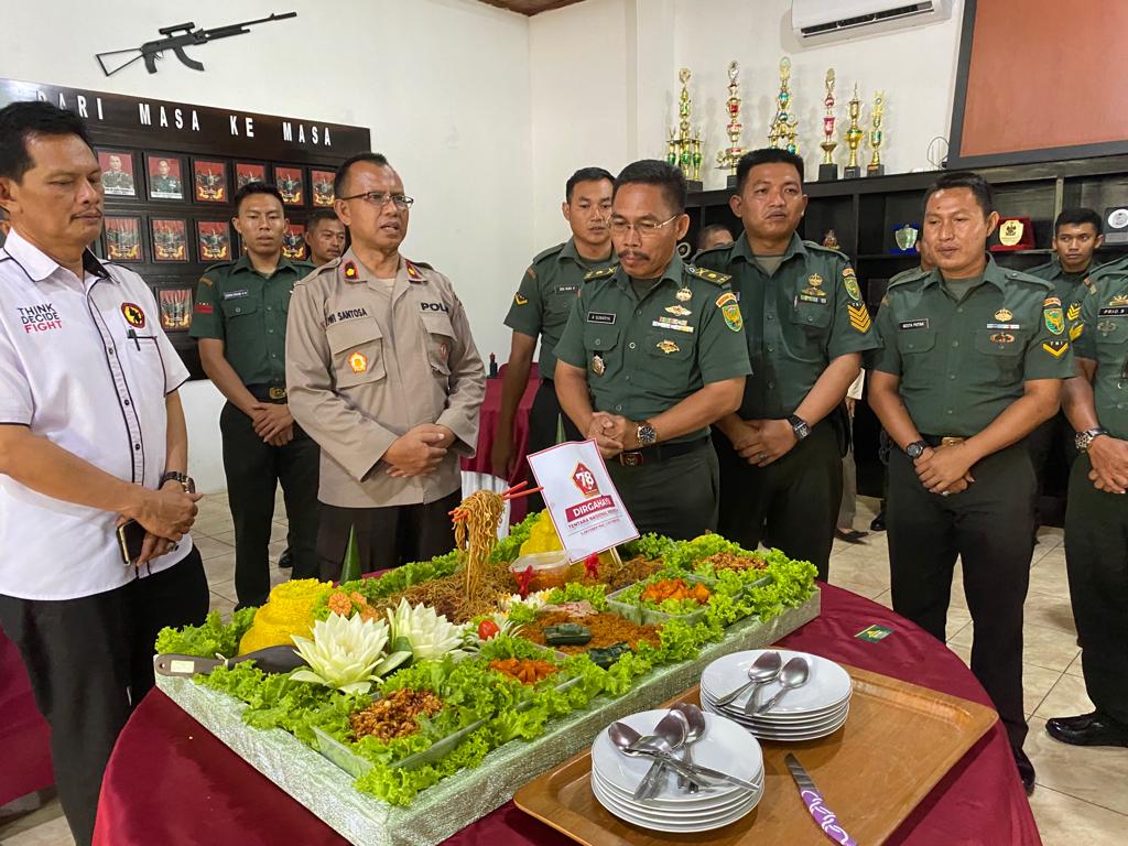 Momen HUT TNI Ke-78, Polres Lampung Utara Berikan Bawa Nasi Tumpeng ke Kodim 0412