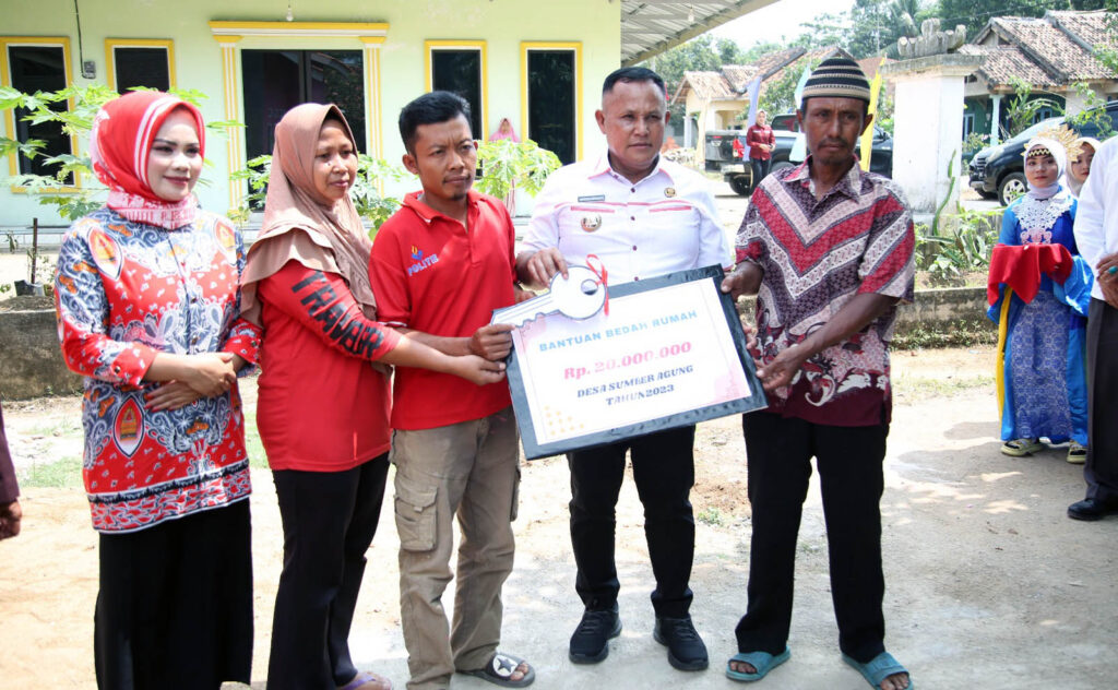 Bupati Lampung Selatan Nanang Ermanto Resmikan 8 Rumah Program BSPS