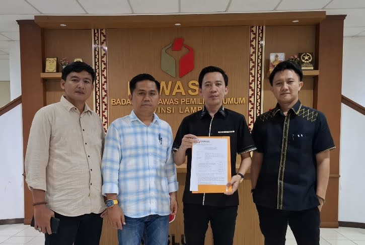 Paslon Supriyanto-Suriansyah Laporkan Dugaan Politik di PSU Pilkada Pesawaran Uang ke Bawaslu