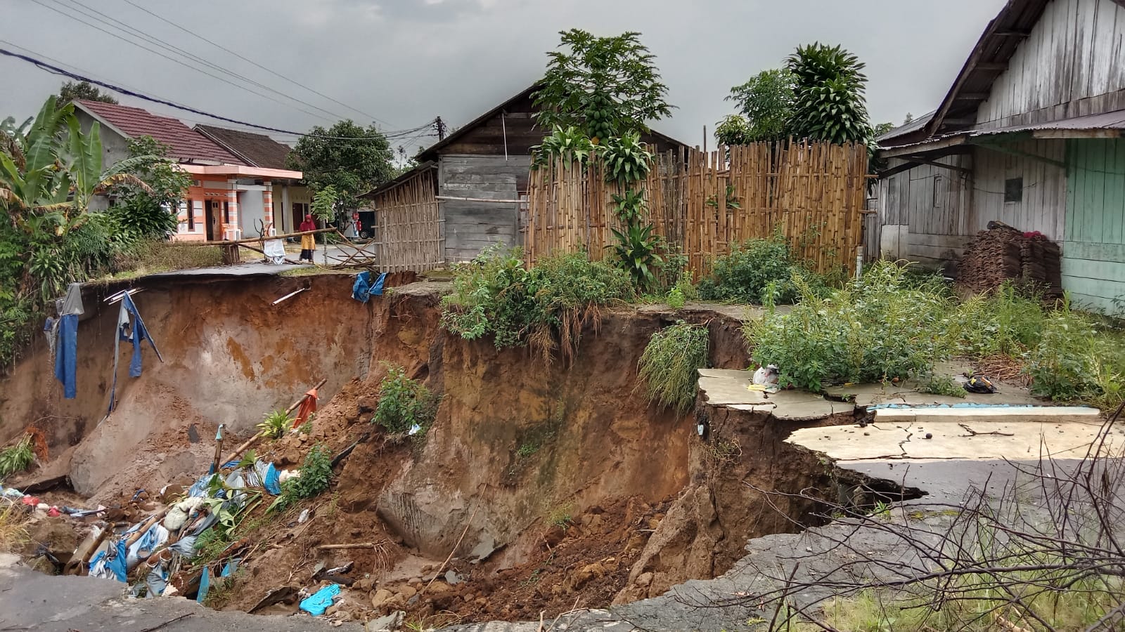 Longsor di Pemukiman Pekon Mutaralam Semakin Parah, Dua Rumah Nyaris Terseret