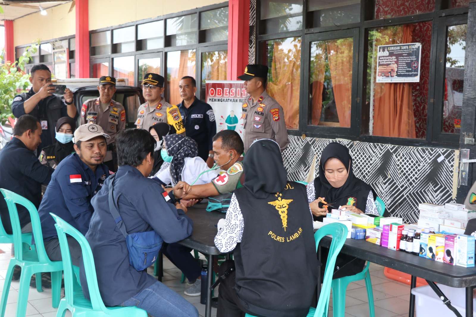 Usai Pemungutan Suara, Tim Dokkes Polres Lampung Barat Periksa Kesehatan Para Petugas PPK dan PPS 