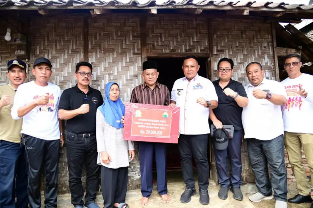 Berantas Kemiskinan Ekstrem, Bupati Lampung Selatan Serahkan Bantuan Bedah Rumah di Penengahan