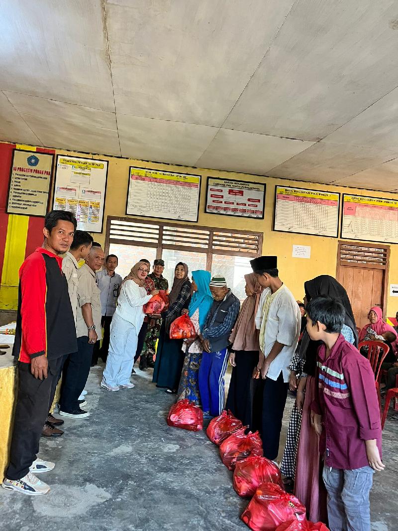 140 Warga Puralaksana Kecamatan Waytenong Kabupaten Lampung Barat Terima Bantuan Sembako