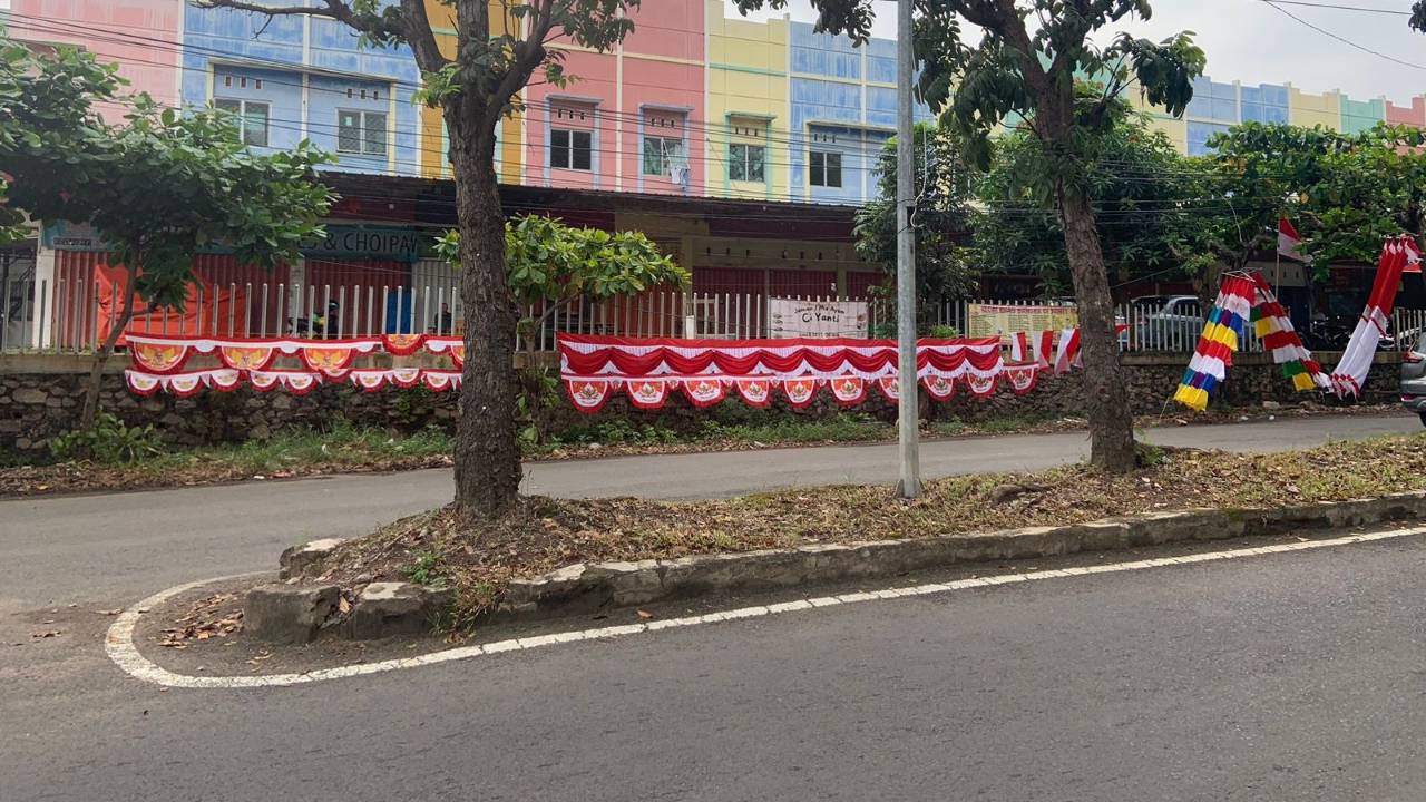 Penjual Bendera Hiasi Jalan Letjen Alamsyah Jelang HUT RI ke-80