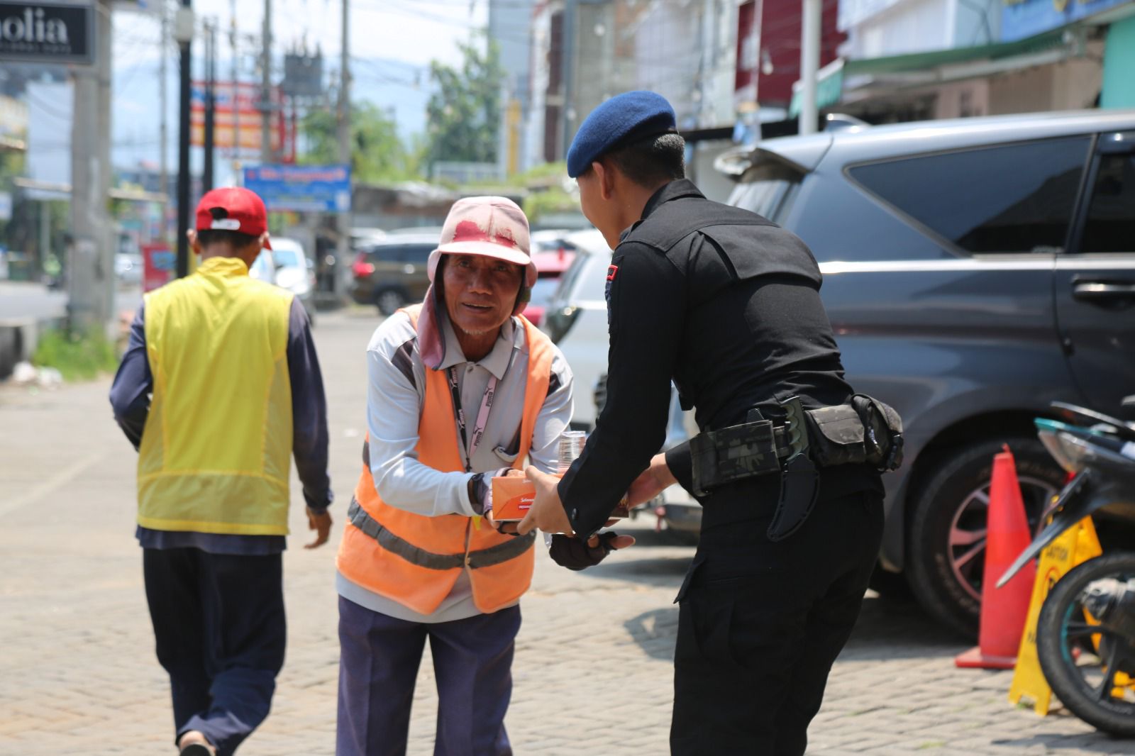 Jum’at Berkah, Brimob Polda Lampung Bagikan 200 Paket Nasi ke Warga Bandar Lampung