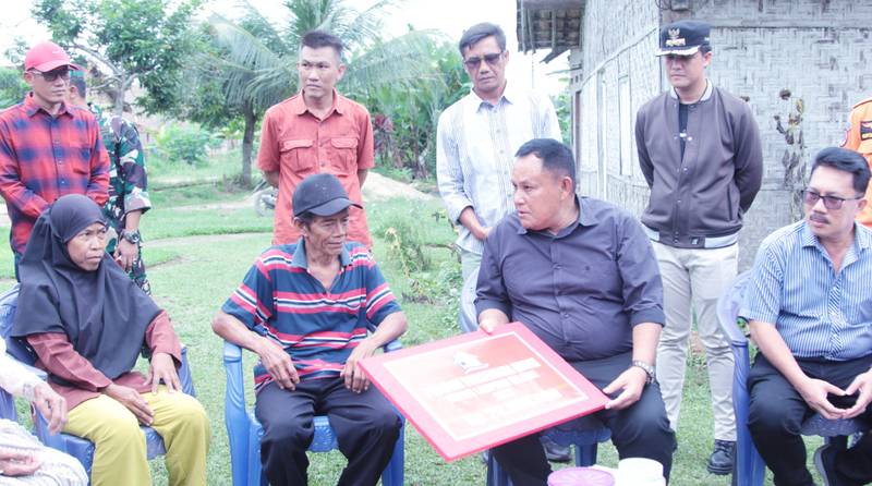 Bupati Nanang Ermanto Serahkan Bantuan Bedah Rumah ke 2 Warga Jati Agung