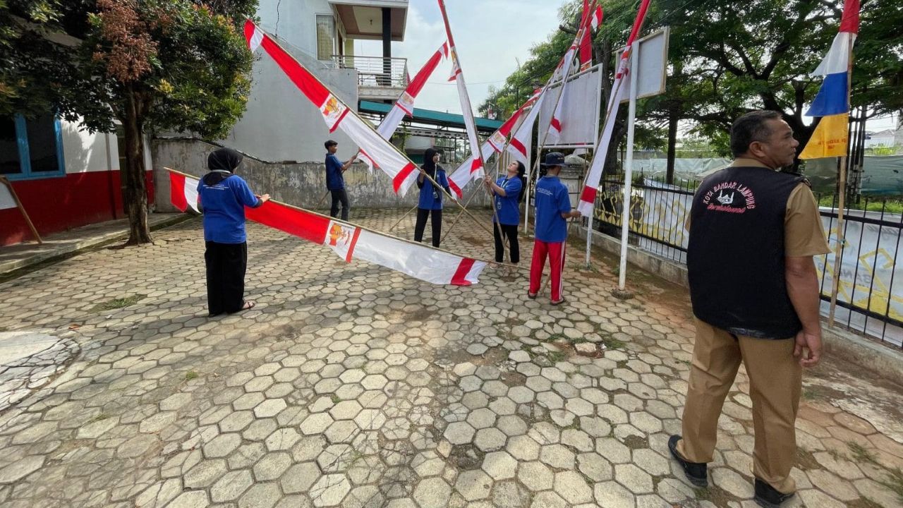 Jelang HUT RI ke-80, Kelurahan Kemiling Permai Pasang Dekorasi Kemerdekaan