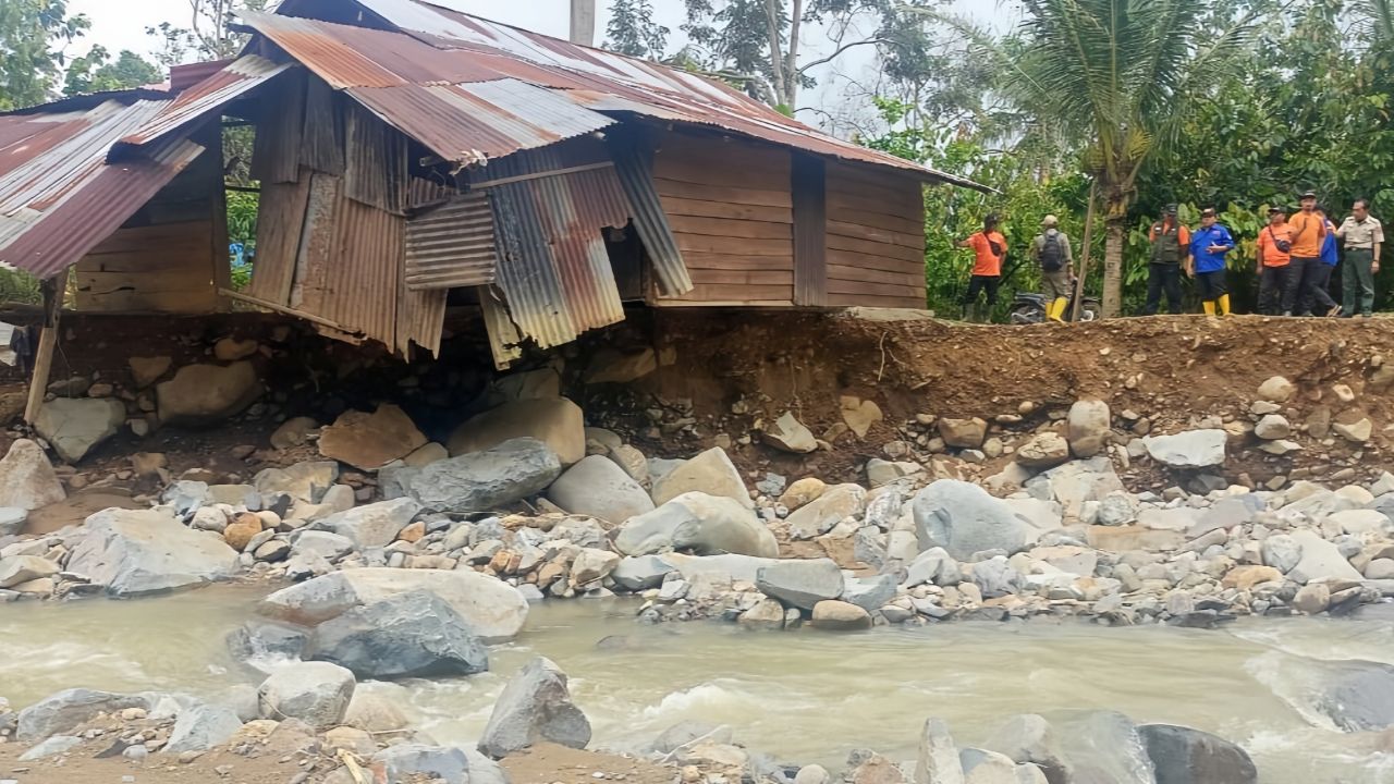 Banjir dan Longsor Suoh Rusak 3 Rumah, Masjid serta 50 Ha Sawah