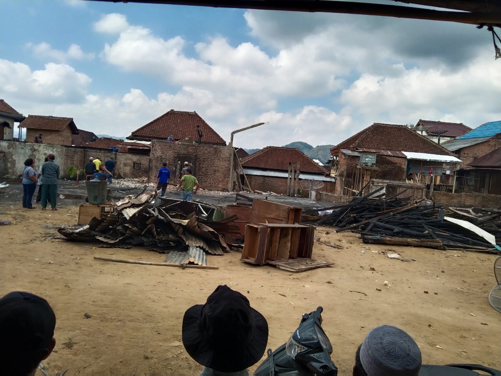 Warga dan Pemerintah Kompak Sterilkan Lokasi Kebakaran 7 Rumah Pasar Kamis   