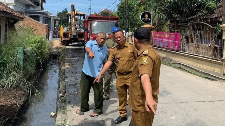 Cegah Banjir, Kecamatan Sukarame Keruk Drainase di Jalan Pulau Sangiang