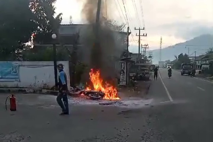 Diduga Lalai Kencangkan Tutup Tangki BBM, 1 Unit Motor Terbakar di SPBU Karang Agung