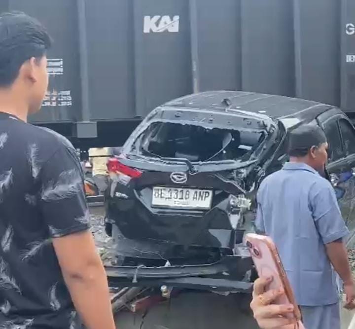 Nekat Terobos Perlintasan, Mobil Terios Ringsek Tertabrak Kereta
