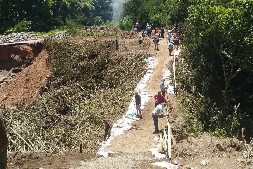 Berkat Gotong Royong, Jalan Amblas Seranggas Kembali Bisa Dilewati Motor dan Pejalan Kaki