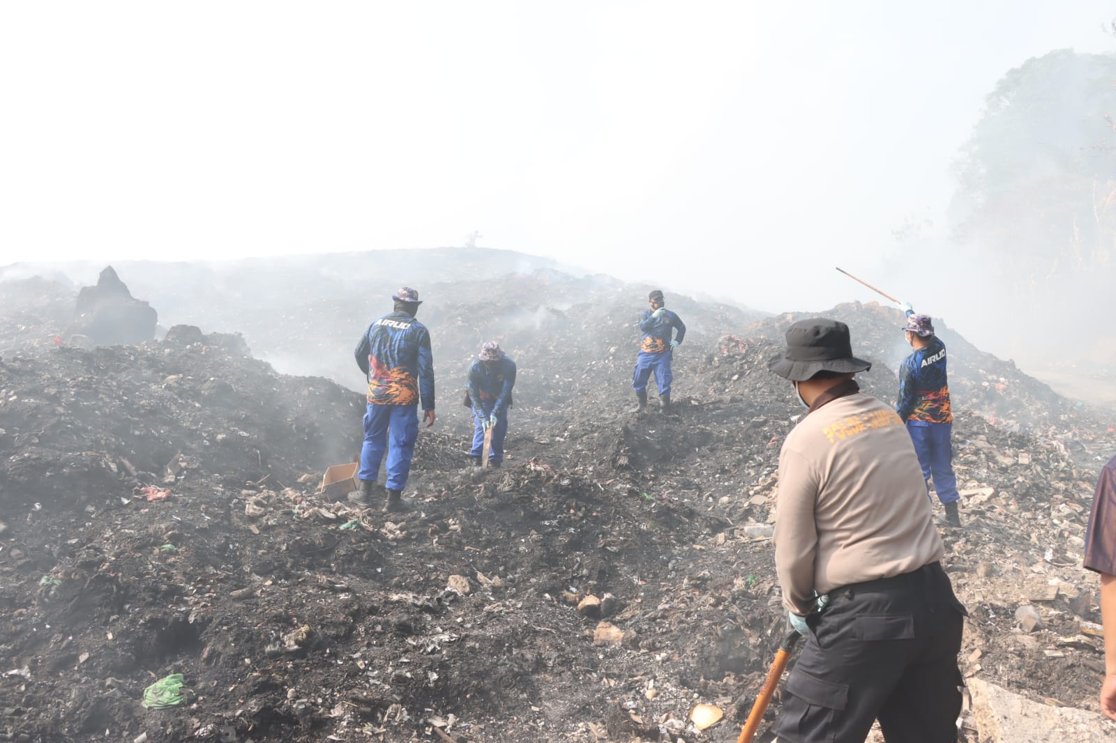 Kebakaran TPA Bakung Belum Padam, Warga Mulai Keluhkan Dampak Kesehatan  