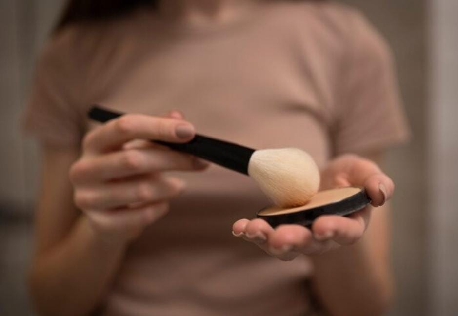 Anti Luntur Seharian: Bedak Tahan Air dan Keringat, Kunci Makeup Tetap Fresh dari Pagi hingga Malam