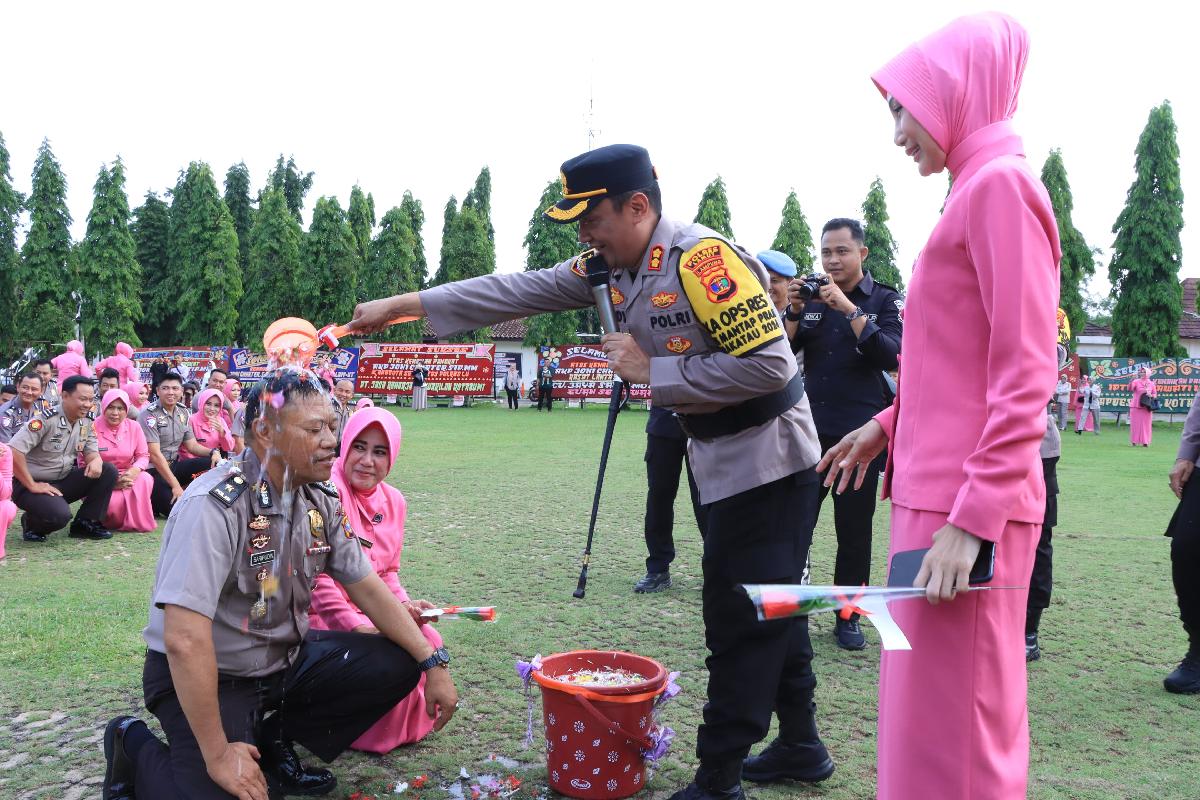 48 Personel Polres Lampung Utara Menerima Kenaikan Pangkat