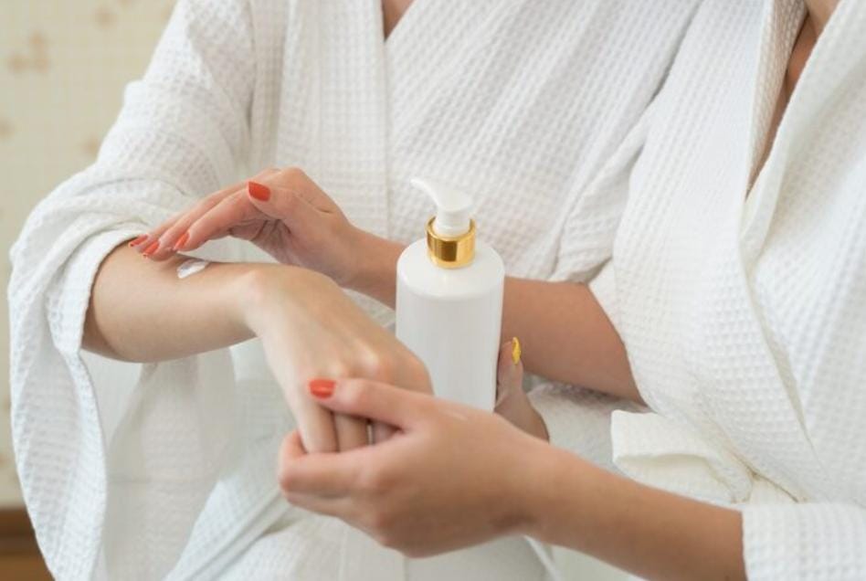 7 Body Lotion SPF 50 Terbaik untuk Usia 40+: Perlindungan Maksimal agar Kulit Tetap Kencang dan Cerah