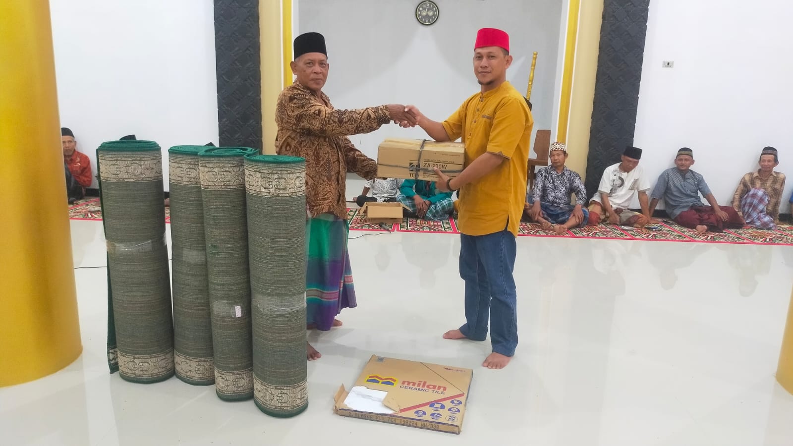 Pj Peratin Ringin Sari Salurkan Bantuan untuk Masjid dan Paguyuban Seni 