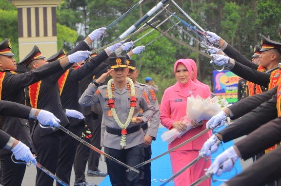 Tradisi Adat dan Pedang Pora Warnai Penyambutan Kapolda Baru Lampung