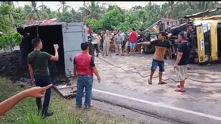 Truk Bermuatan Batu Bara Tabrakan Hingga Terguling di Jalan Lintas Sumatera