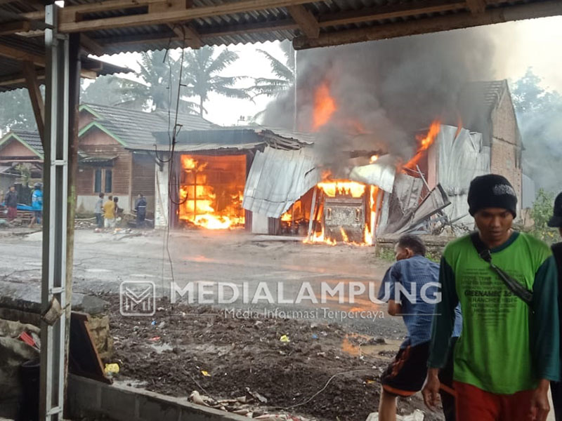 Kebakaran Hanguskan Rumah dan Warung Sembako di Padang Dalom