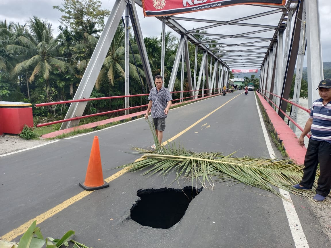 Badan Jembatan Way Laay Jebol, Jalinbar Terancam Lumpuh