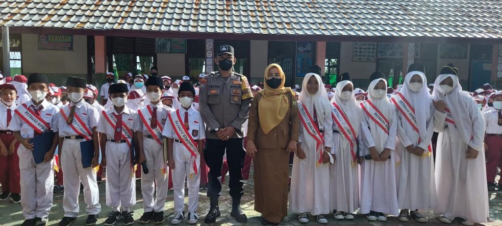 Bhabinkamtibmas Polresta Bandar Lampung Jadi Pembina Upacara Bendera di Sekolah Dasar