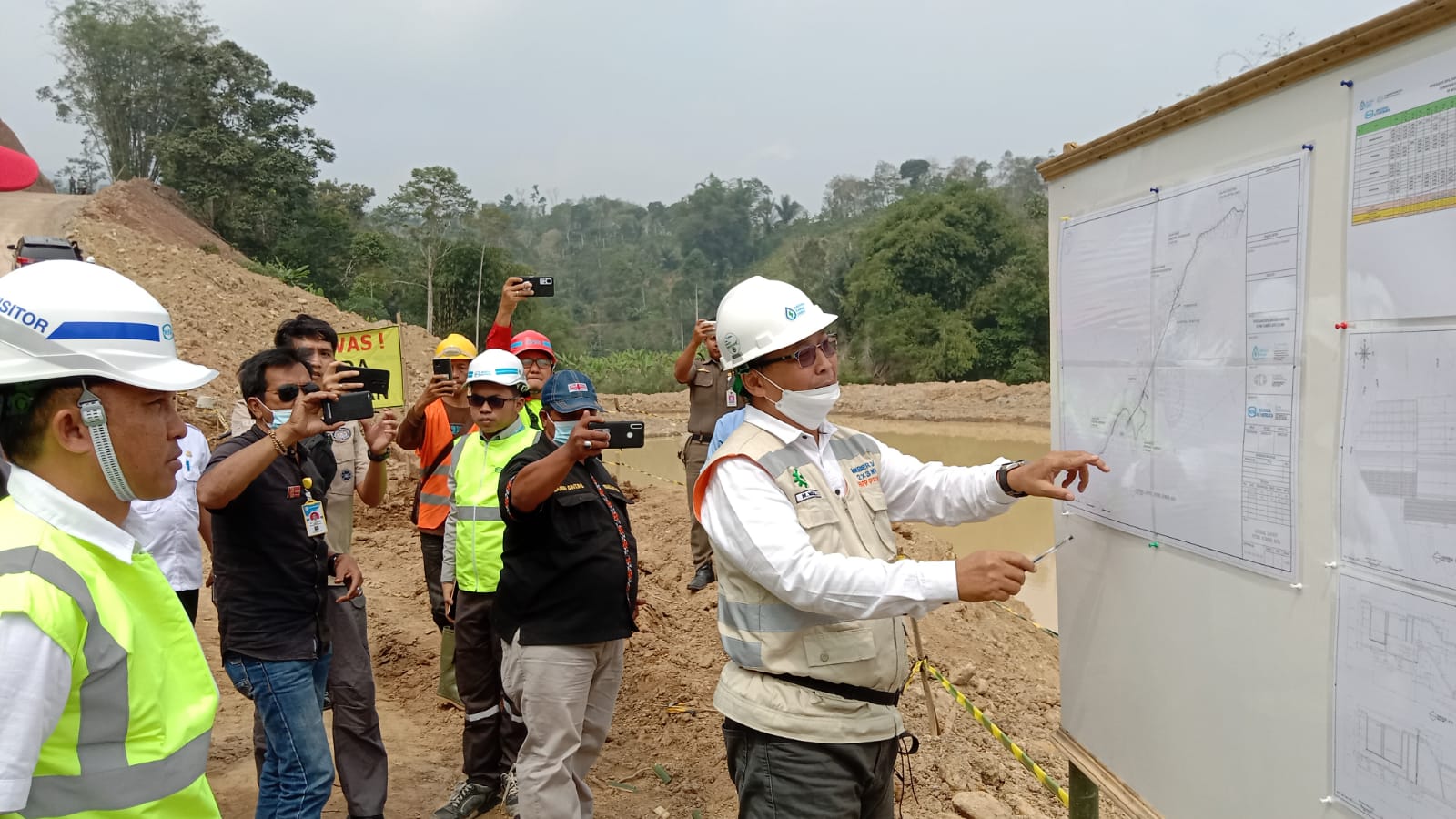 Parosil Tinjau Lokasi Proyek Pembangunan PLTMH Way Besai  