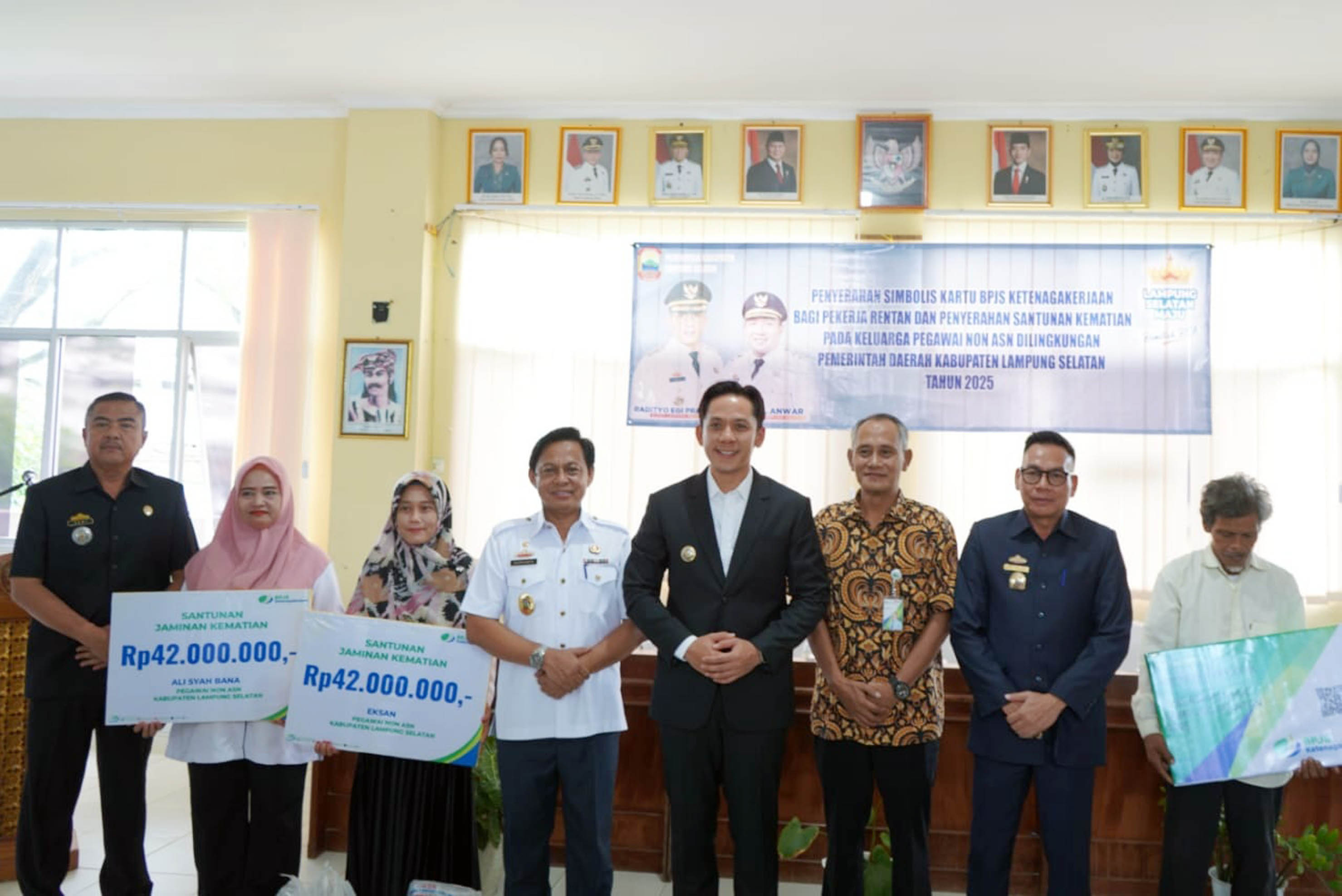 Bupati Egi Serahkan Kartu BPJS Ketenagakerjaan untuk Pekerja Rentan di Lampung Selatan