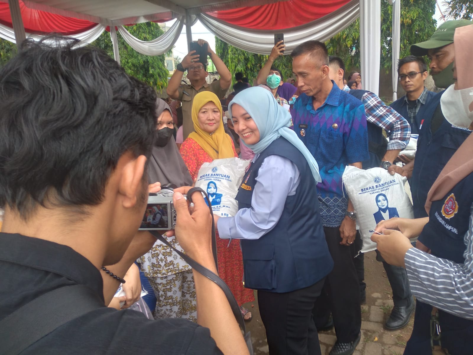 Ketua Karang Taruna Kota Bandar Lampung Bagikan Beras ke Warga Labuhan Ratu