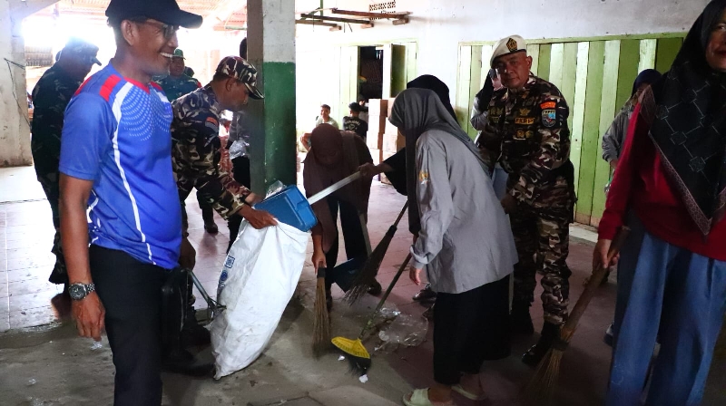 TNI dan Warga Gelar Karya Bakti Bersihkan Pasar Tempel Tradisional Kota Karang