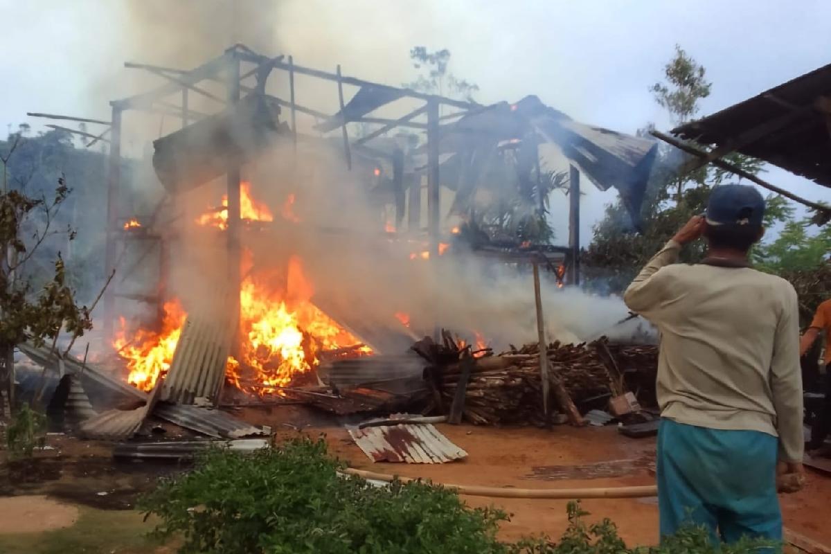 Satu Rumah Panggung di Pekon Atar Bawang Ludes Terbakar