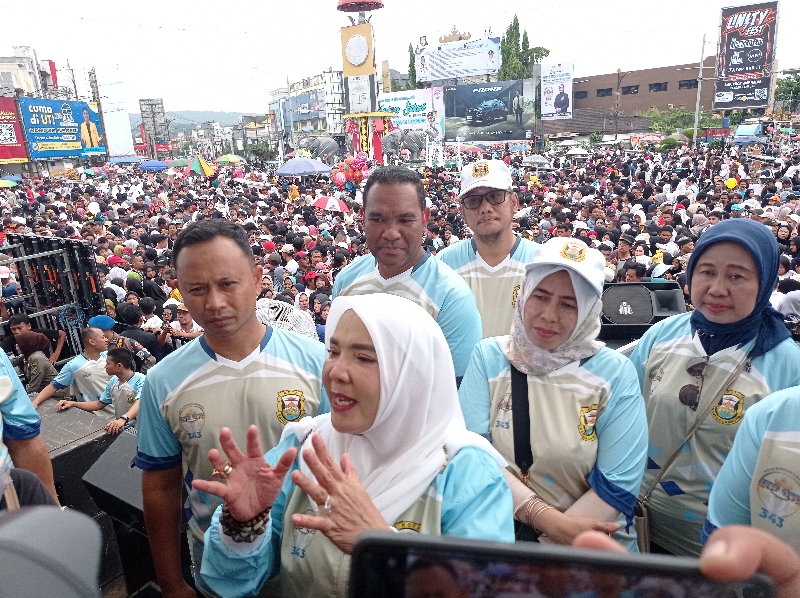 Puluhan Ribu Masyarakat Memadati Area Tugu Adipura, Mengikuti Jalan Sehat HUT Kota Bandar Lampung Ke 343