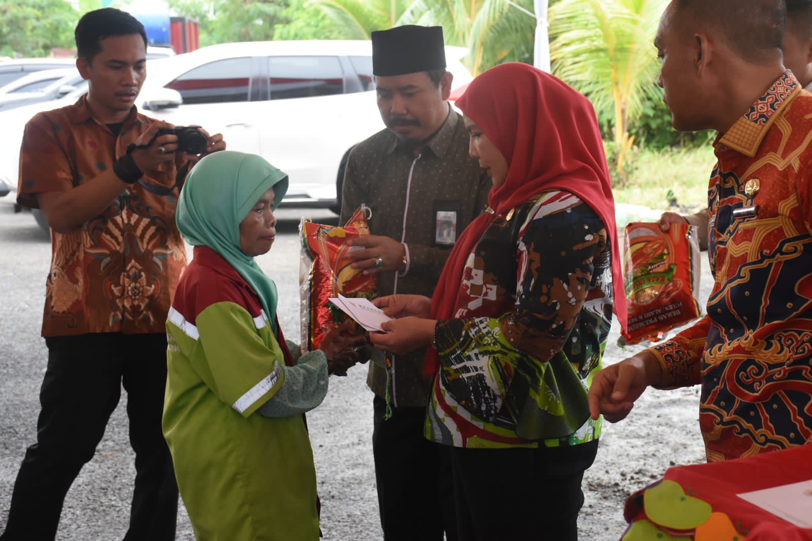 Wali Kota Bandar Lampung Serahkan Bantuan dari Baznas untuk 700 Tukang Sapu