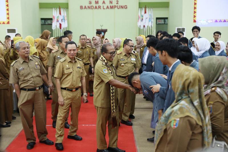 Pantau PPDB di SMAN 2 Bandar Lampung, Pj Gubernur Samsudin : Laksanakan Ragulasi dengan Sebaik-baiknya