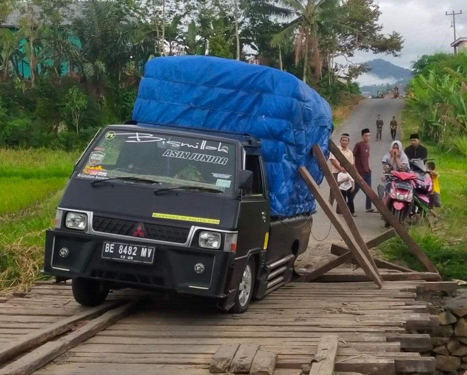 Antisipasi Jembatan Darurat Air Ringkih Ambruk Kendaraan Diminta Kurangi Muatan 