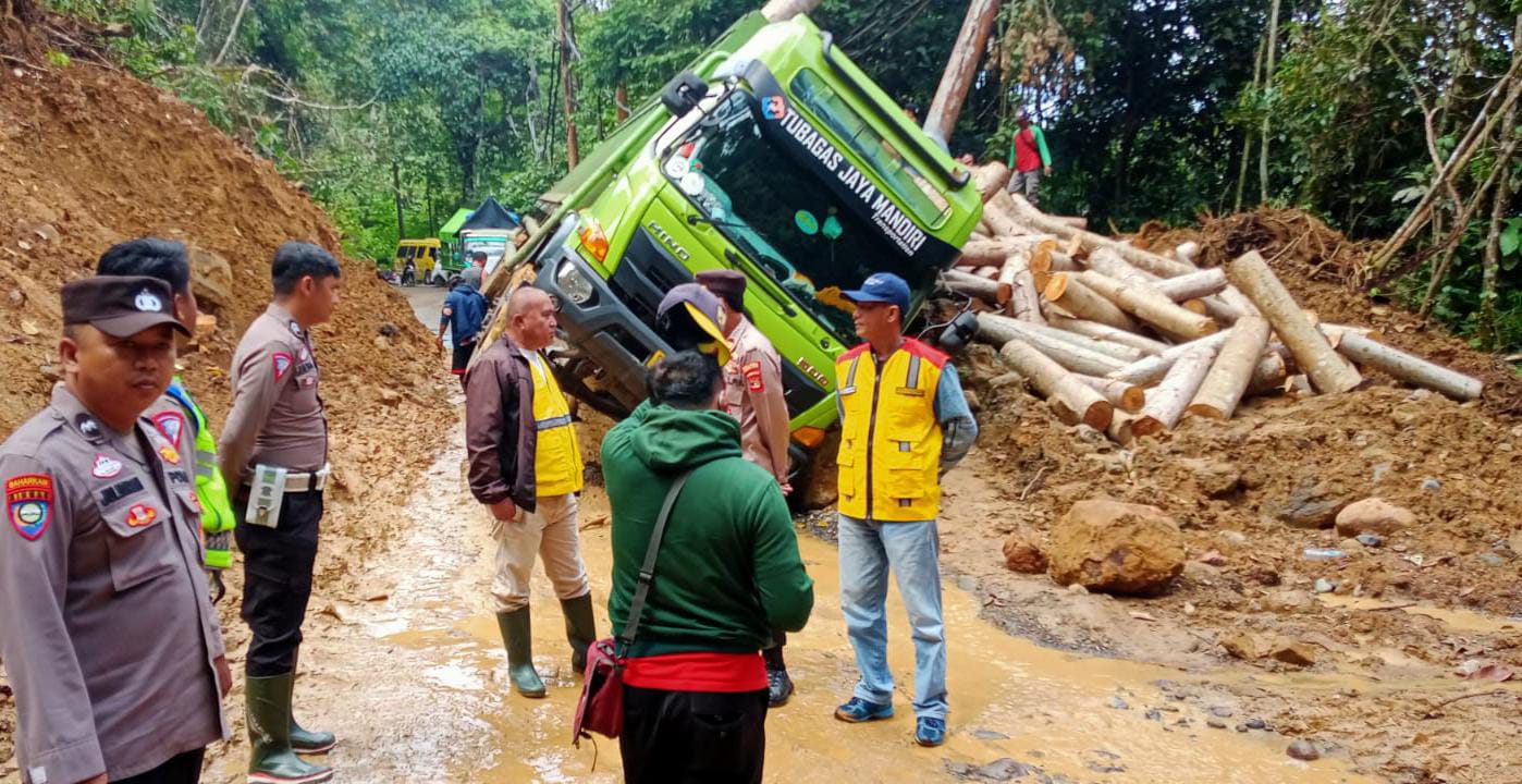 Update Kemacetan Jalan Liwa-Krui, Evakuasi Fuso Tunggu Muatan Dibongkar