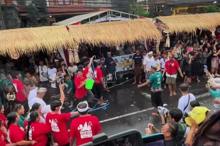 Tradisi Omed-omedan di Bali: Warisan Budaya Unik dan Pemersatu Pemuda