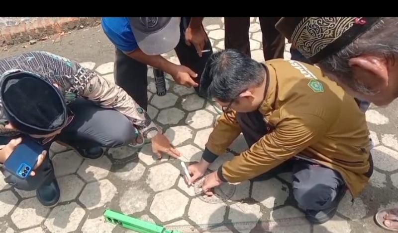 KUA Kecamatan Jatiagung Lakukan Pengukuran Arah Kiblat Masjid di Rejomulyo 