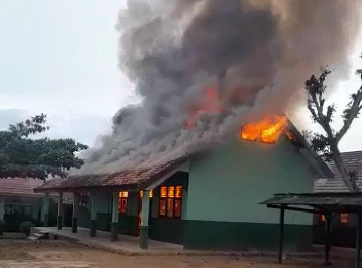 Kebakaran Hanguskan Gedung Perpustakaan SMPN Satu Atap Neglasari