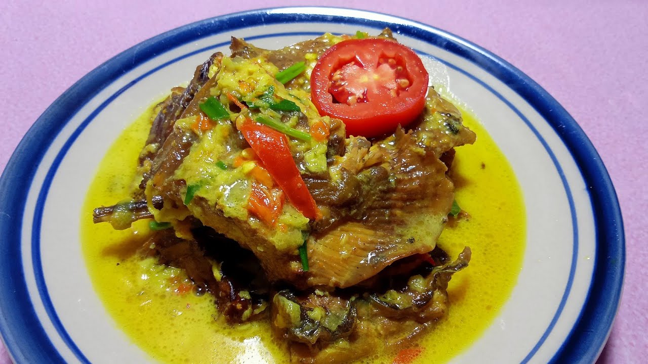 Ikan Pari Masak Asap Santan: Perpaduan Aroma Asap dan Gurih Rempah Nusantara