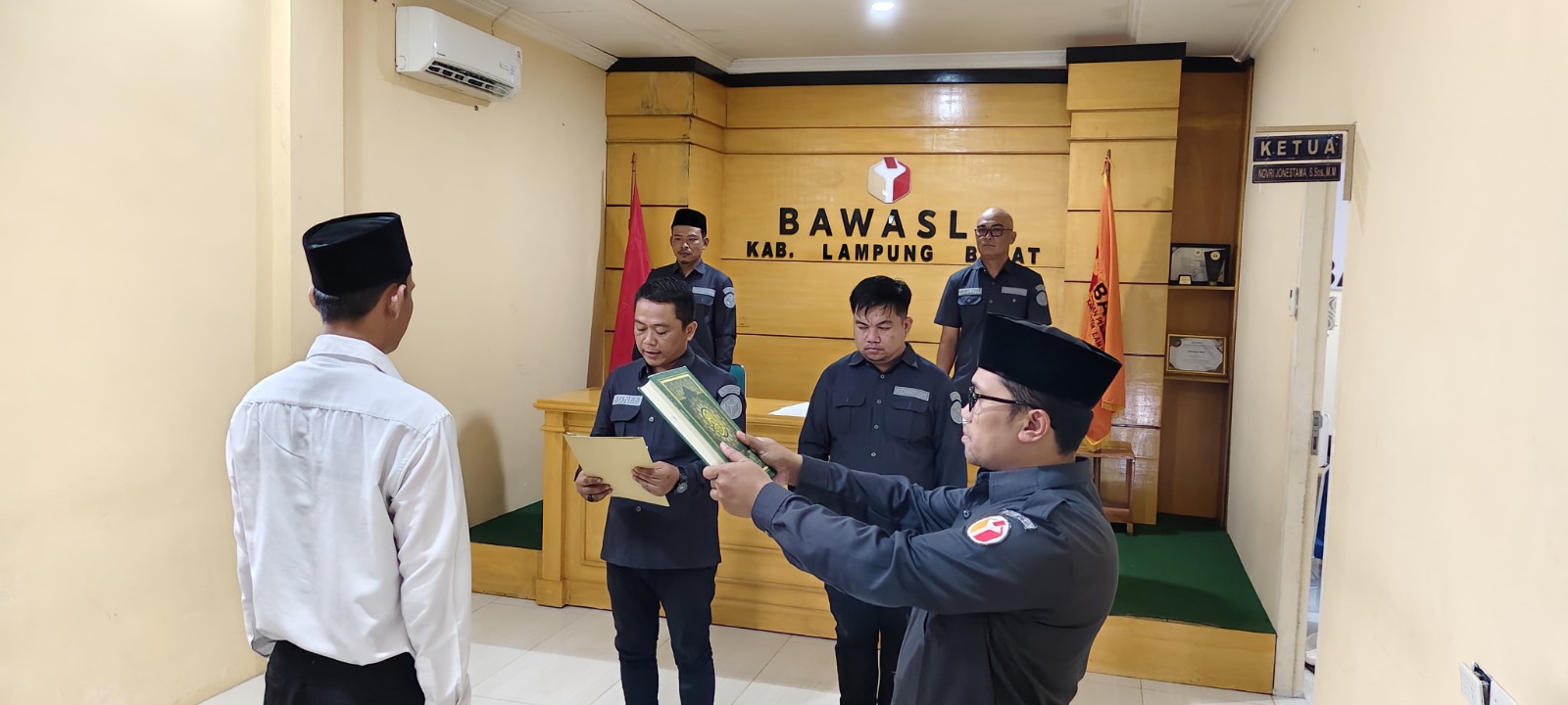 Bawaslu Lampung Barat Resmi Lantik Joni Irawan sebagai PAW Panwascam Bandar Negeri Suoh