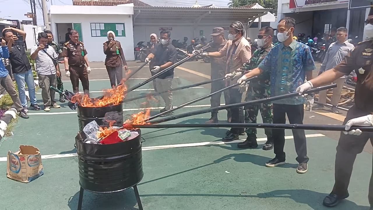Kejari Lampung Utara Musnahkan Barang Bukti 61 Perkara, Didominasi Kasus Narkotika