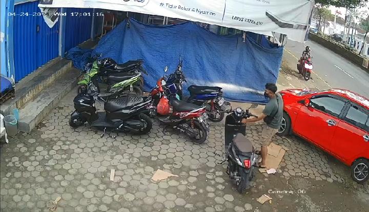 Aksi Cepat Pencurian Motor di Depan Kejari Lampung Utara Terekam CCTV