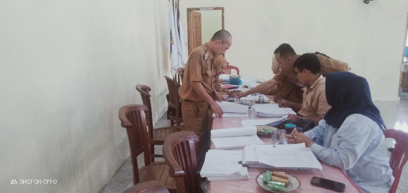 Tim Verifikasi Kecamatan Jatiagung Gelar Monev APBDes Tahap II 2024 Desa Margodadi 