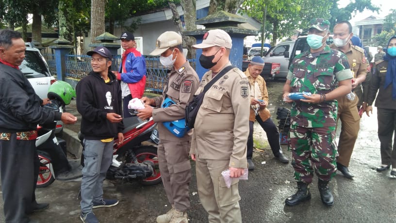 Puluhan Personel Pol-PP dan TNI Operasi Yustisi di Pasar Liwa