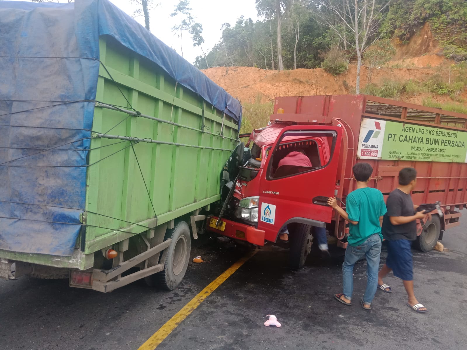 Dua Truk Bertabrakan, Sopir Luka Berat Terjepit Kabin