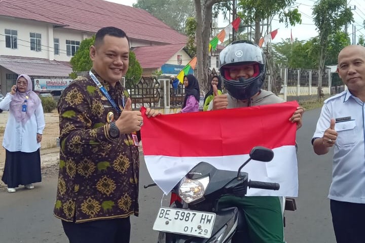 Jelang HUT RI Ke-79, Disparbud Lampung Utara Bagikan Puluhan Bendera Merah Putih 