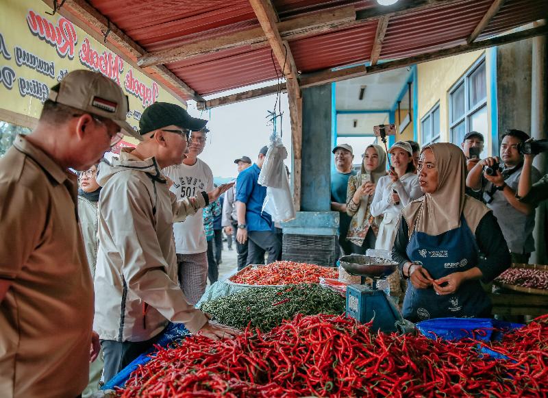 Pantau Harga Pangan, Gubernur Mirza Temukan Masalah Distribusi Cabai di Pasar Way Batu